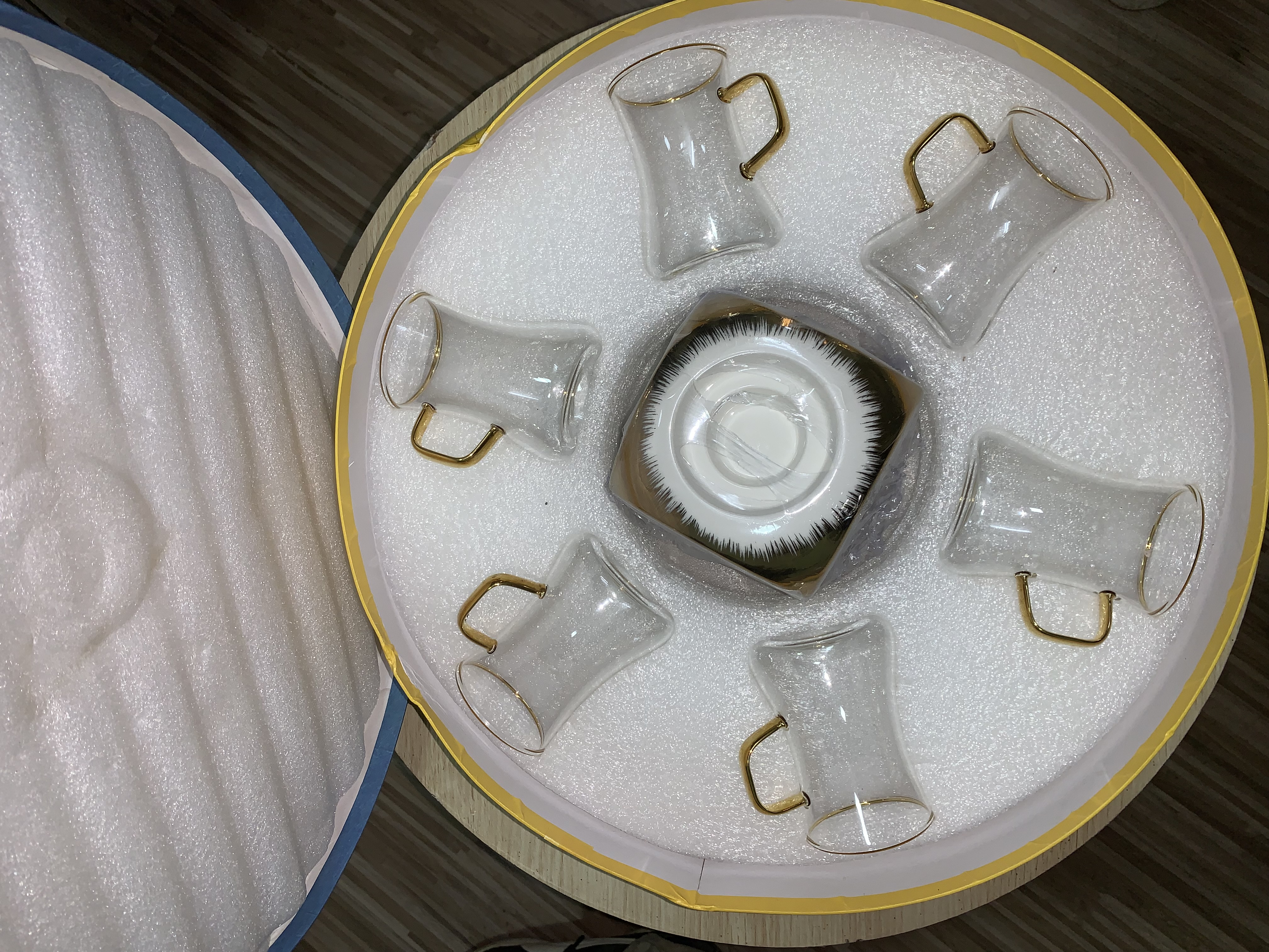 Tasse à thé avec manche dorée