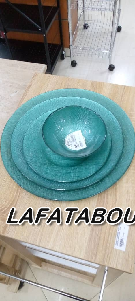 vaisselles beige et vert