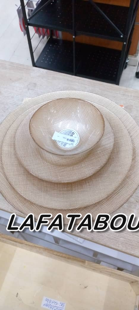 vaisselles beige et vert