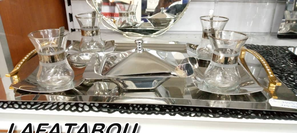 ensemble de théière transparent et doré