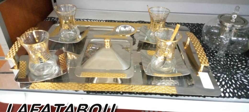 ensemble de théière transparent et doré
