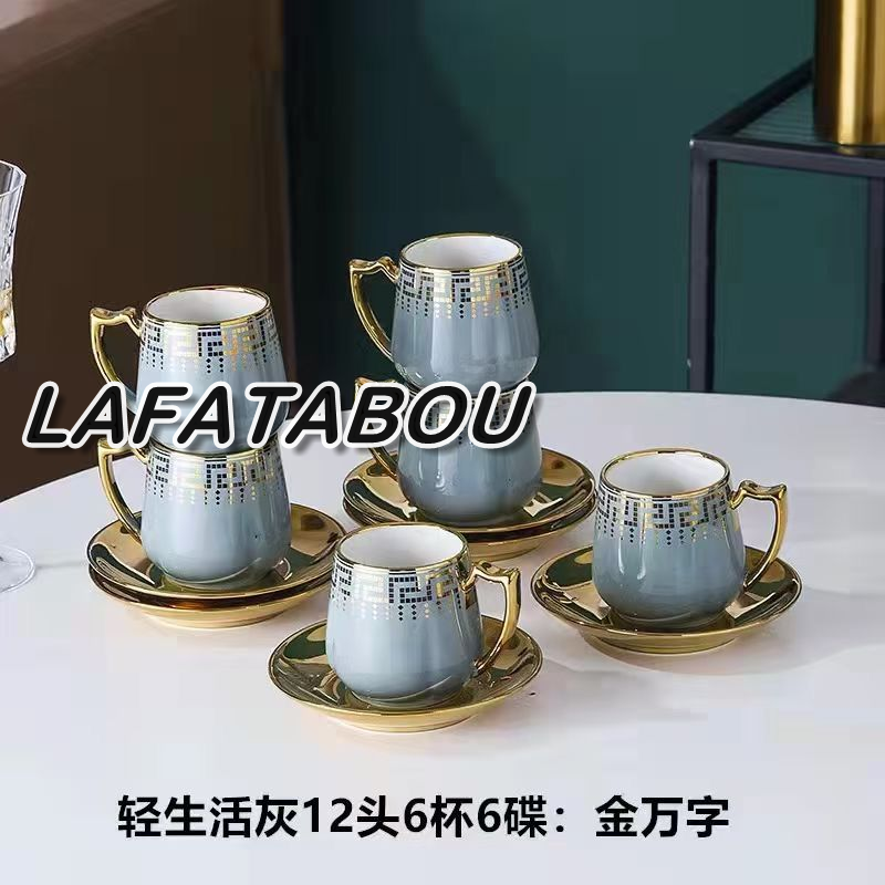 tasse bleue ornement doré