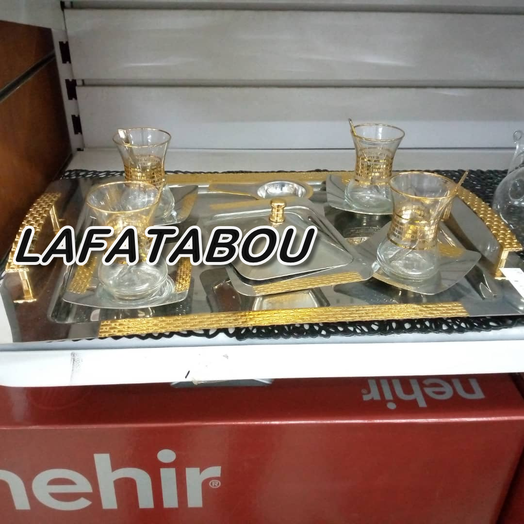 service à thé au rebord doré